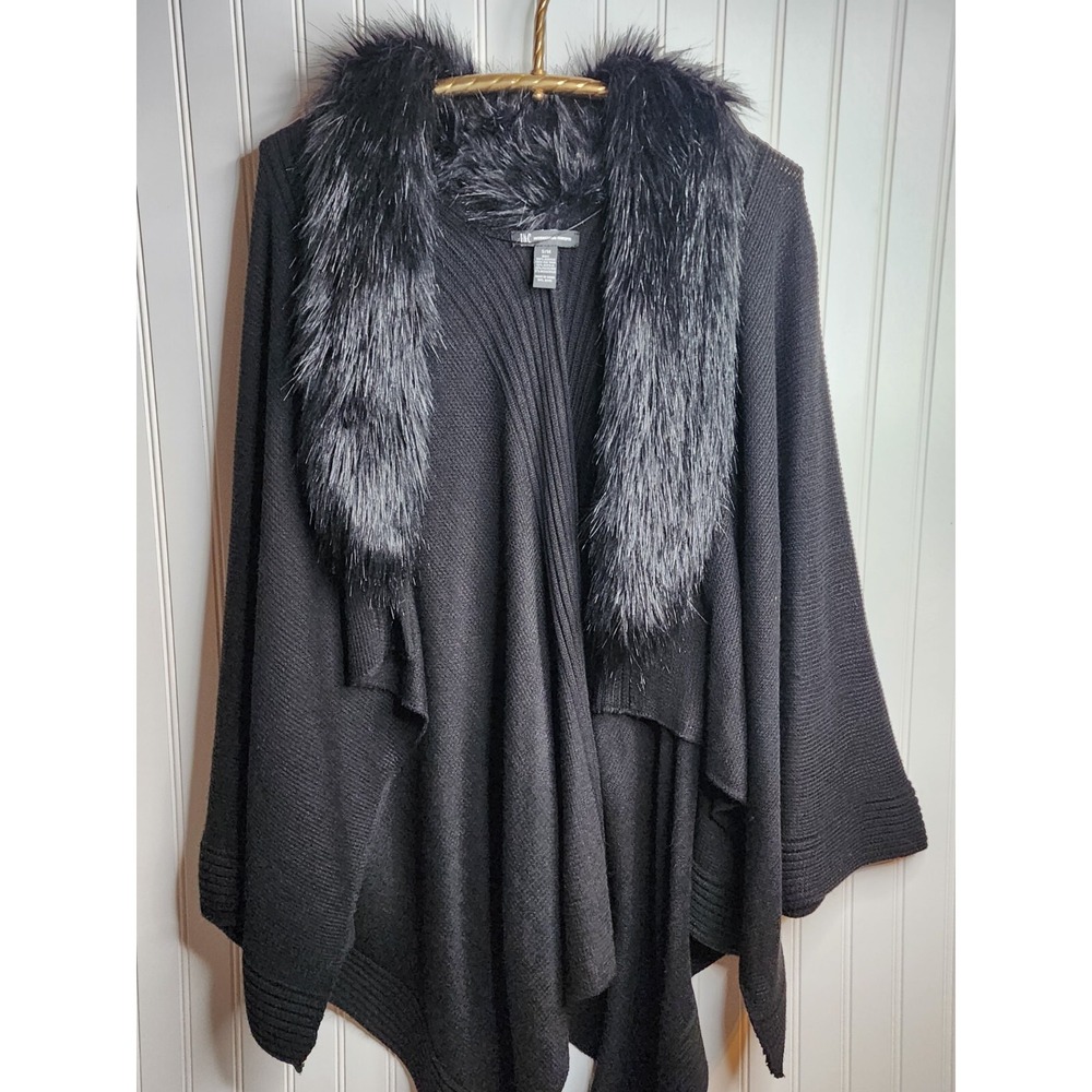 International concepts Lovely black cape with faux fur collar S/M